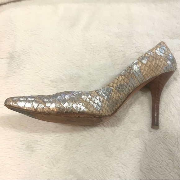 STUART WEITZMAN GOLD SILVER SNAKESKIN HEELS/ PUMPS  SIZE 7.5 M - Picture 15 of 16